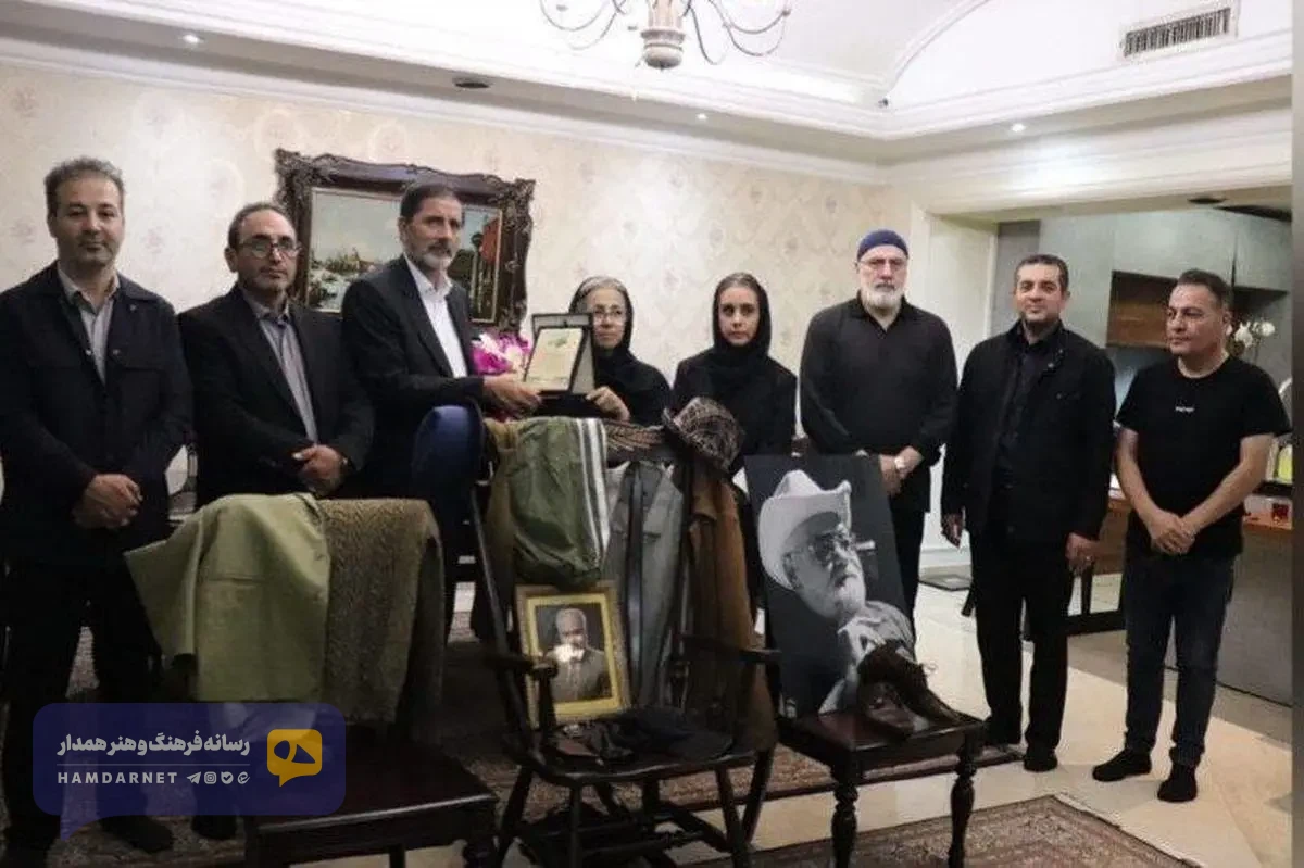اهدای یادگاری های اکبر عبدی به موزه شهرداری اردبیل